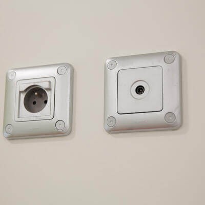 Prise de courant 2P+T à puits français sans IK10 IP20
